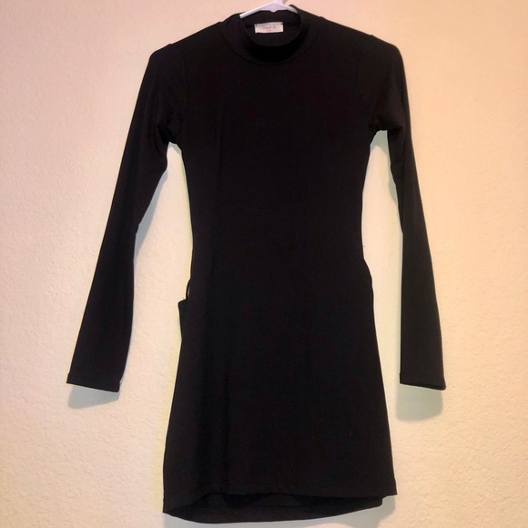 Short & Black Turtleneck Dress - Picture 3 of 5